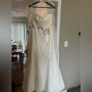 New never worn Paloma Blanca size 14 wedding dress.